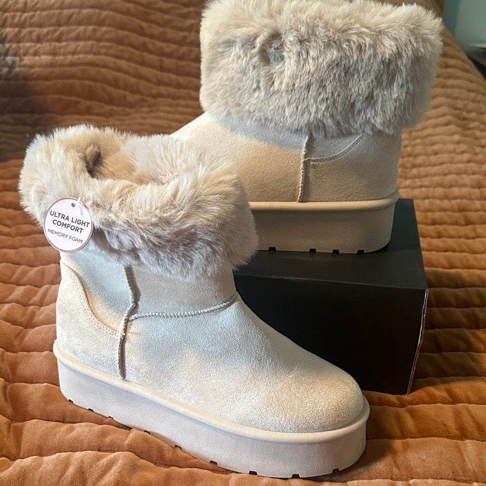 NWT!- Danskin Donut Women's Ultra Light Comfort Memory Foam Fur-Lined Boots